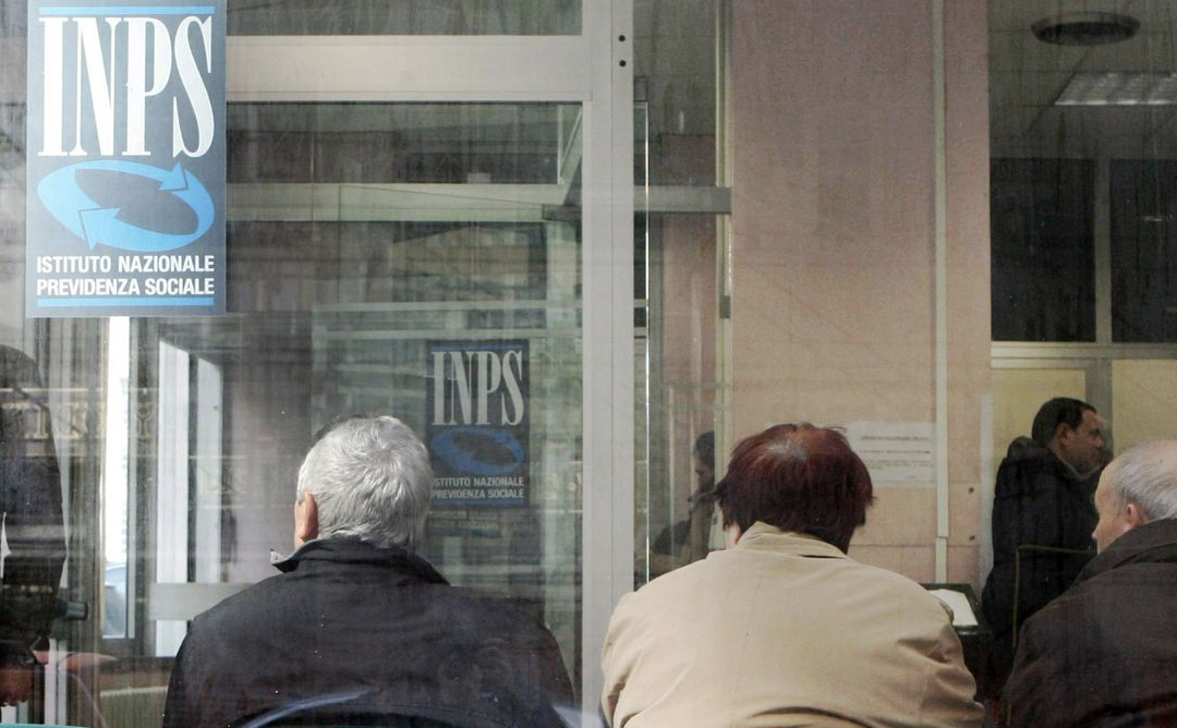 L’Italia non dovrà versare assegni sociali ai cittadini stranieri, anche se regolari